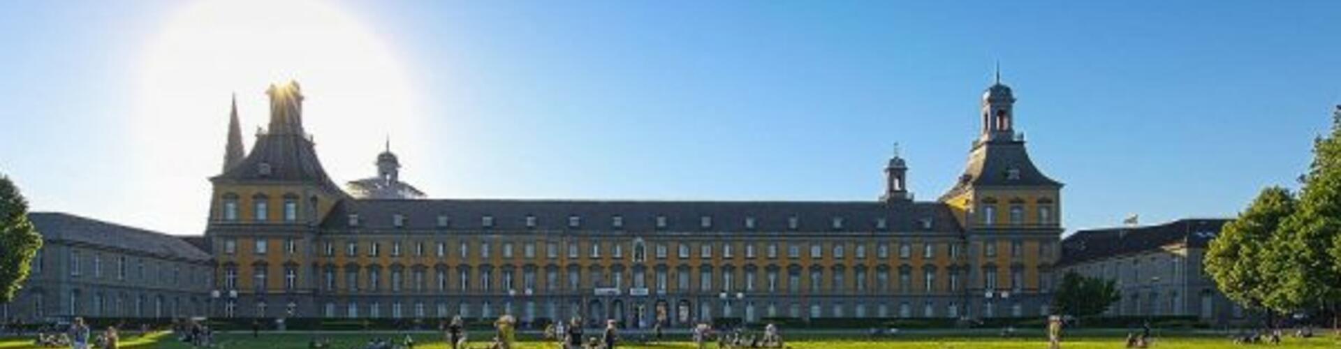 Hofgarten und Hofgebäude Campus Universität Bonn