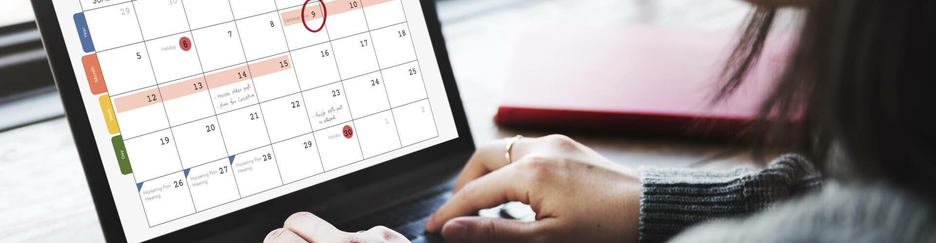Frau markiert in ihrem Kalender die besten Zeitpunkte für Jobwechsel und Bewerbung