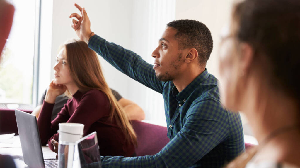 Student stellt Frage in Vorlesung