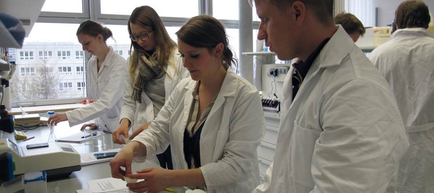 Studenten bei einer Übung im Labor der Hochschule Neubrandenburg
