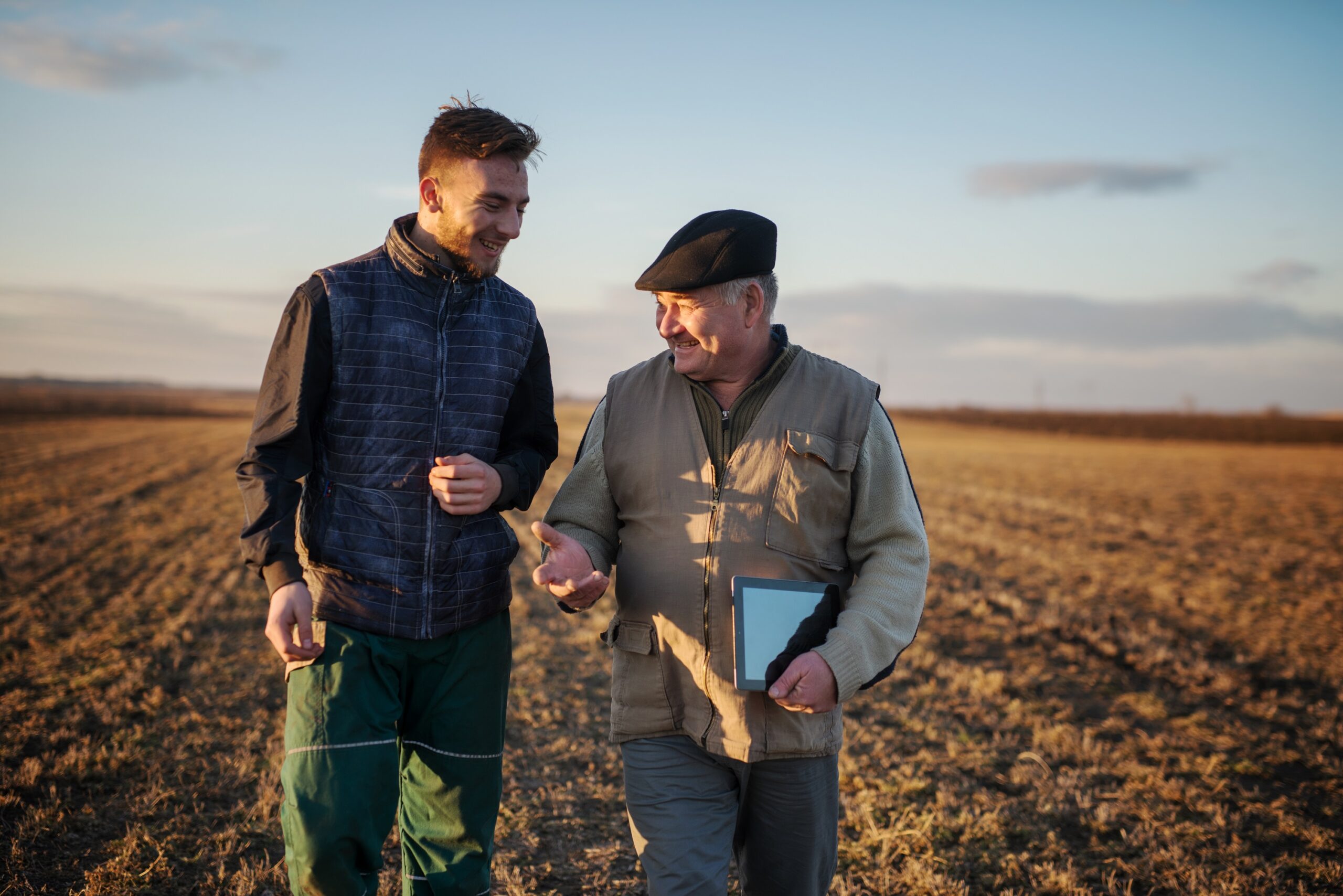 Gebietsverkaufsleiter und Kunde auf dem Feld