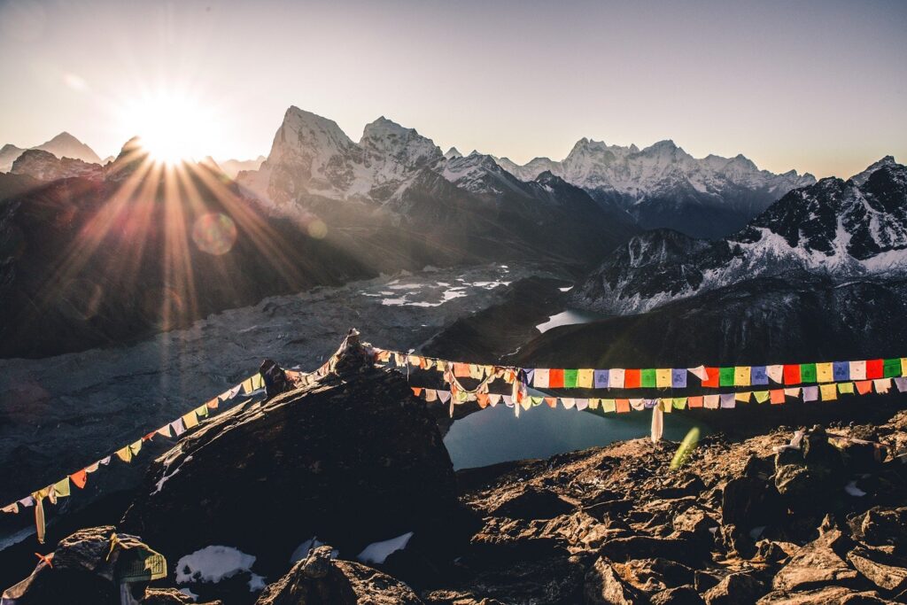 Himalaya mit Tibet-Fahnen im Sonnenaufgang