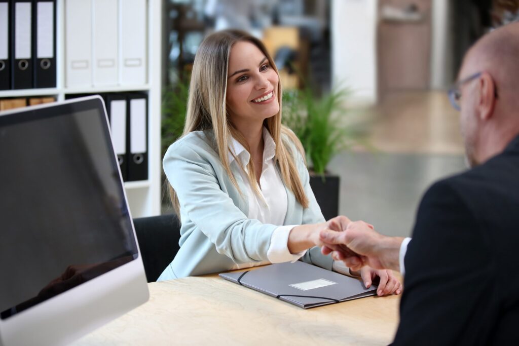 Bewerberin und Personaler beim Handshake