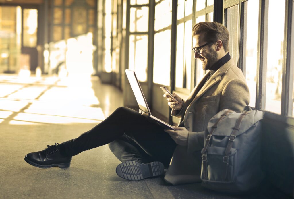 Reisender mit Laptop am Flughafen