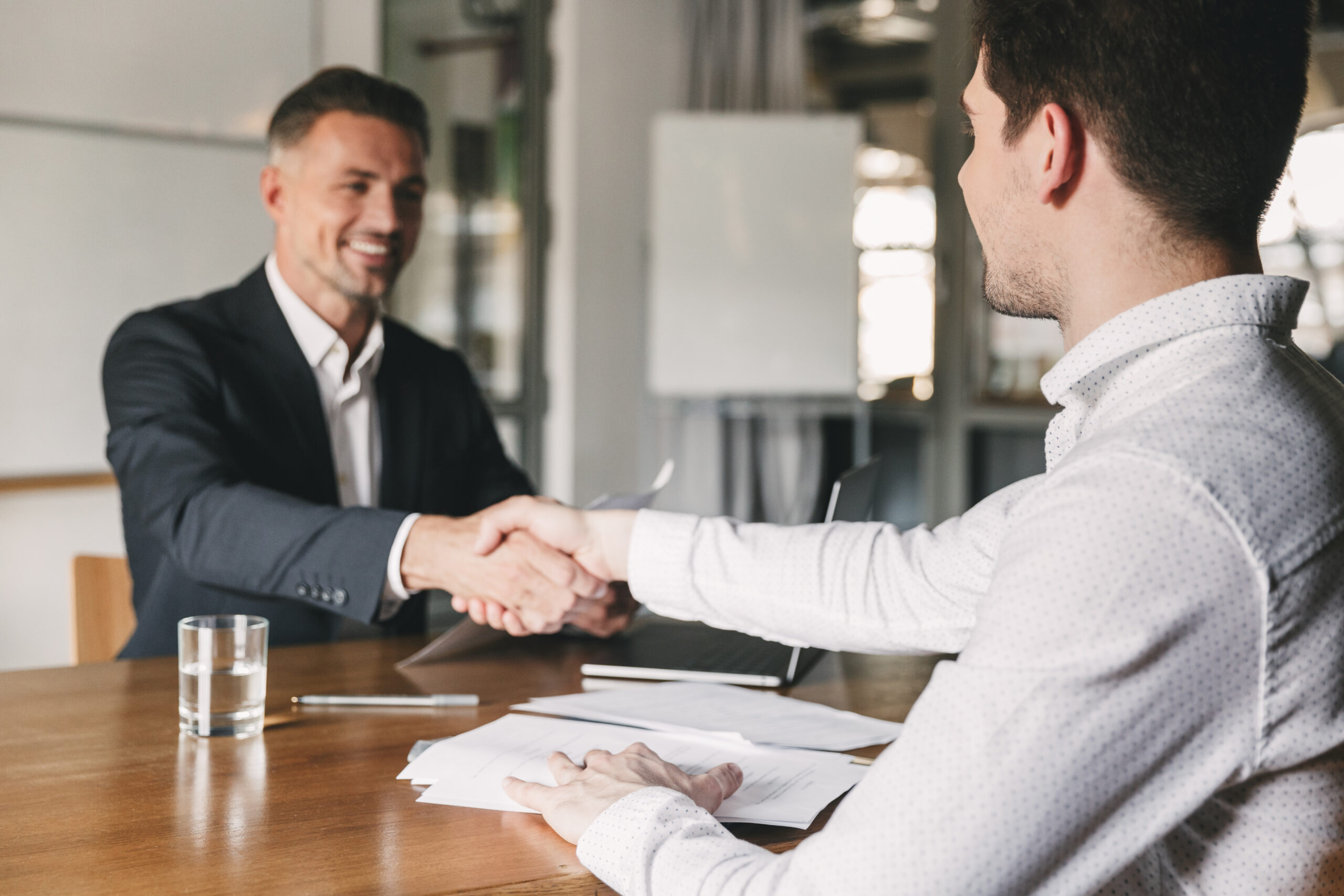 Zwei Männer beim Handshake zur gelungenen Einstellung