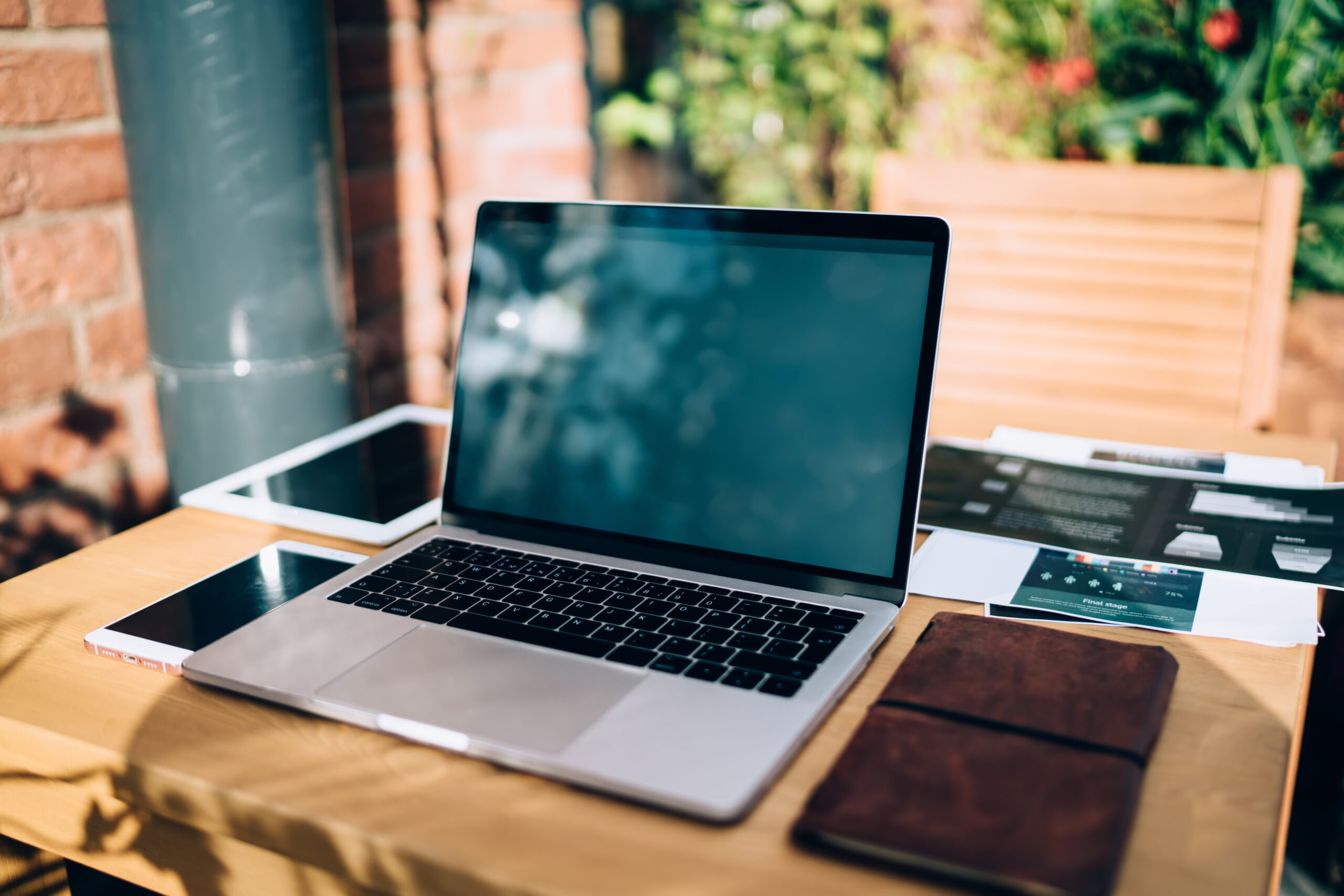 Laptop und Notizbuch auf Schreibtisch