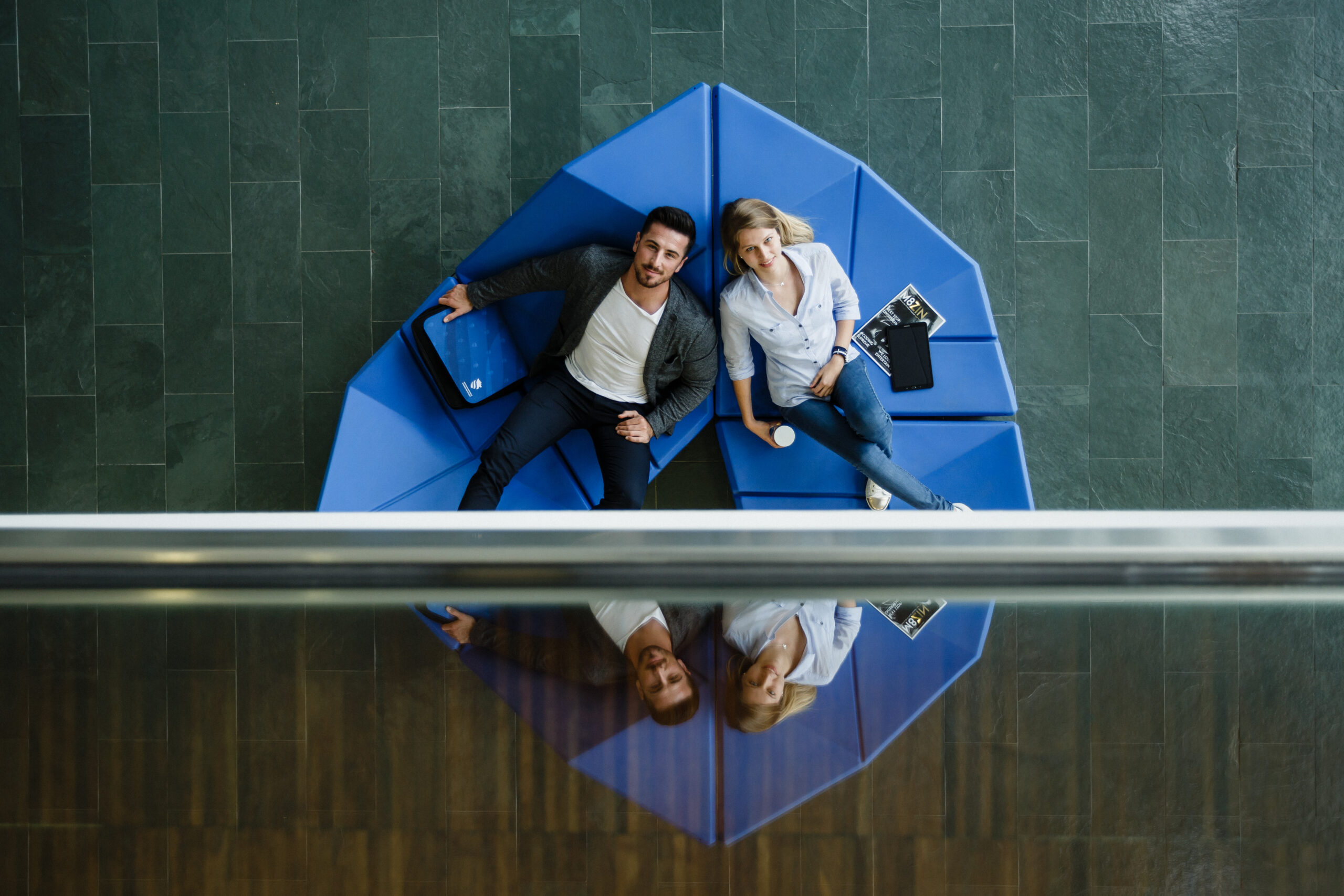 Zwei Studenten der FHWN im Foyer im Campus Wieselburg