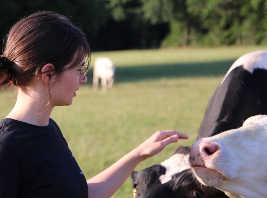 Preisträgerin Lisa Essich auf der Weide mit einer Kuhherde