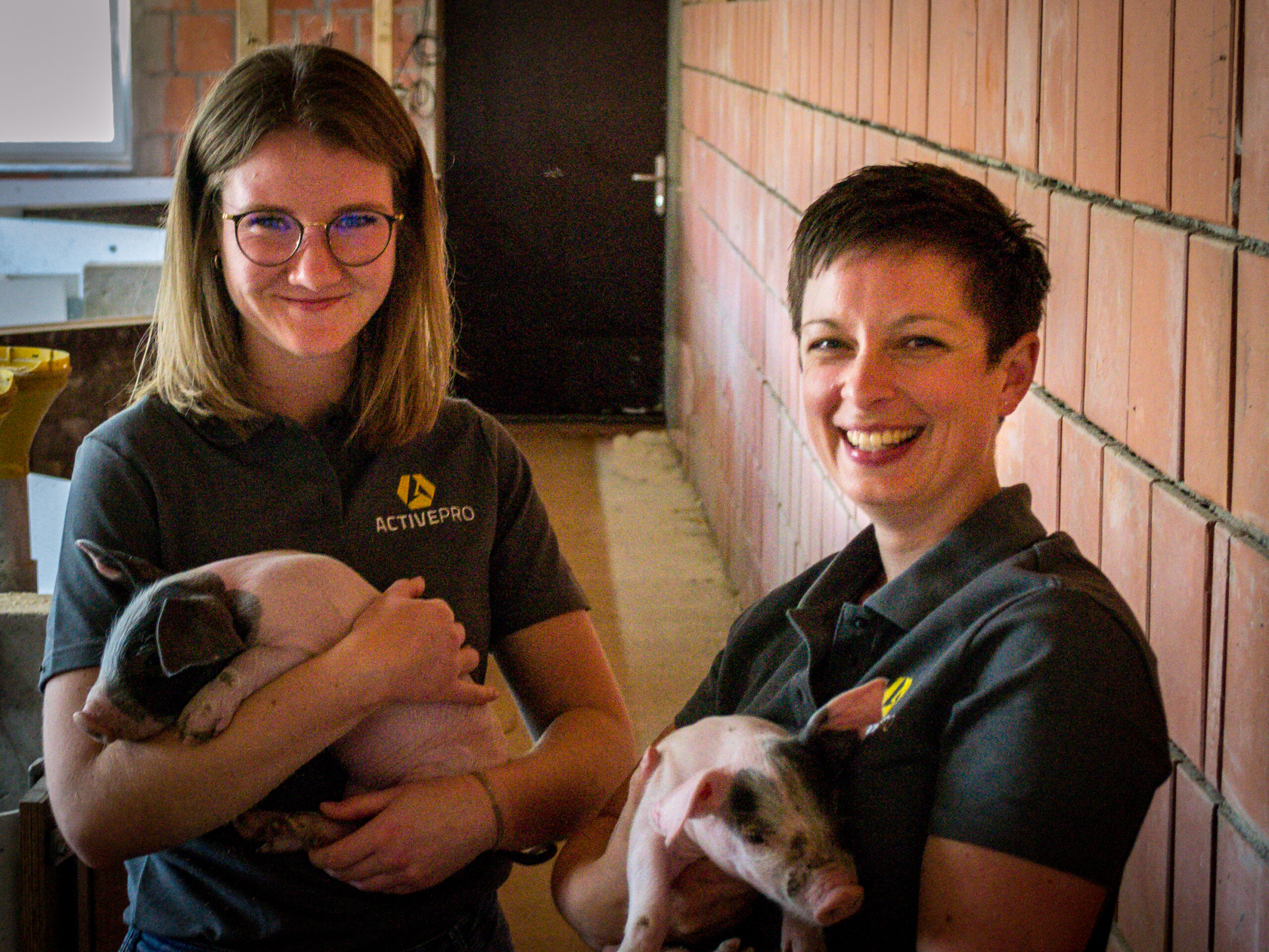 Katharina und Lisa im Stall