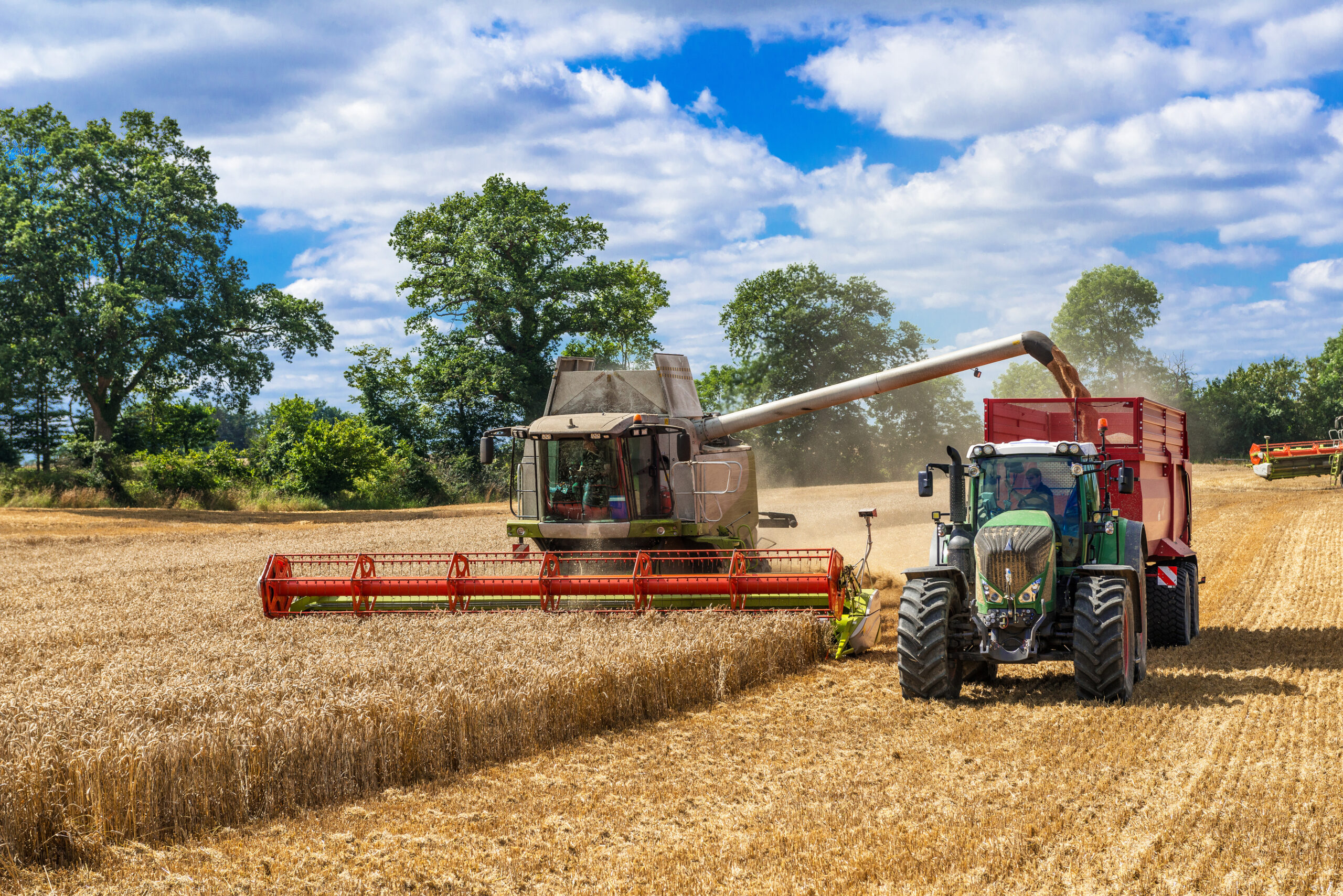 Mähdrescher und Traktor bei der Ernte