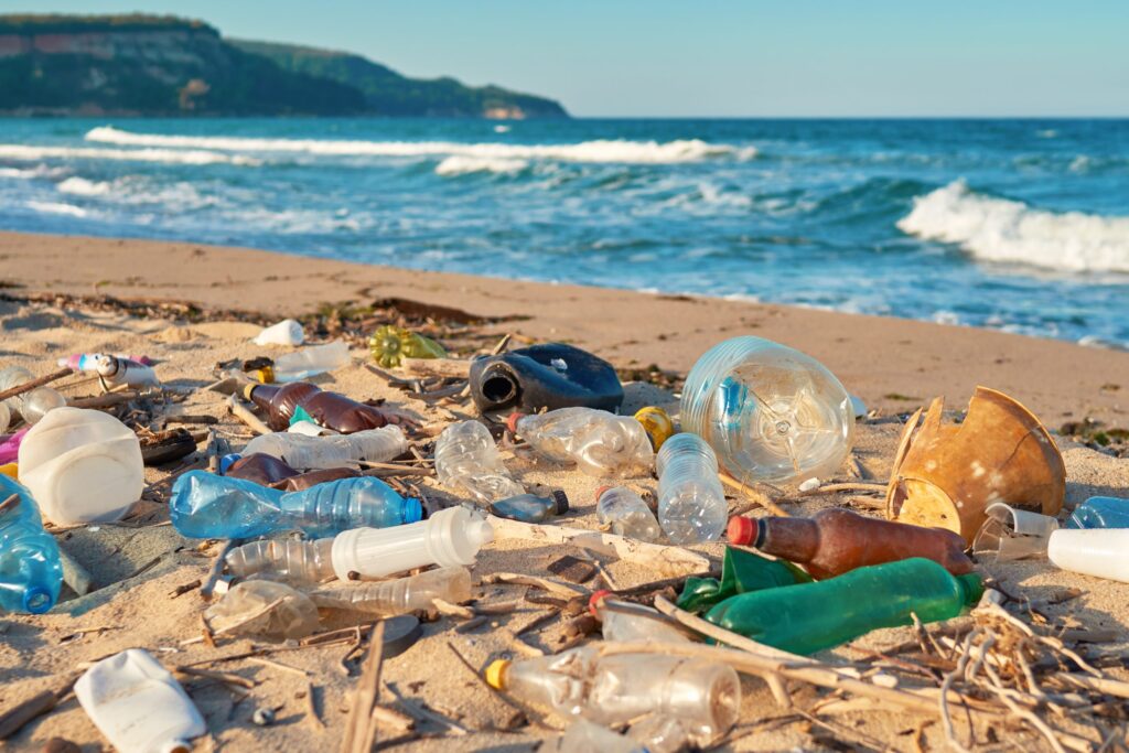 Plastikmüll an einem Strand