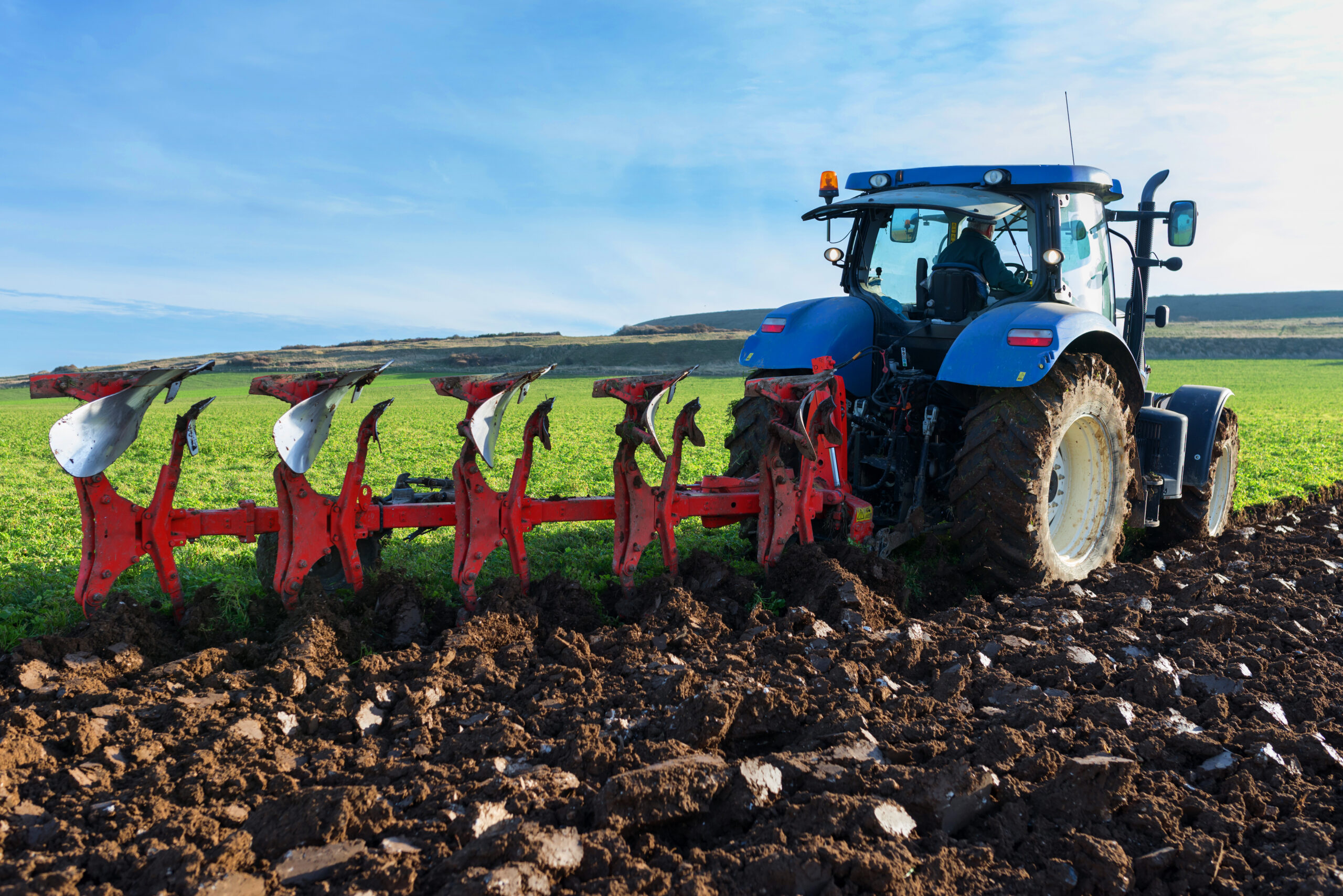 Von einem Traktor gezogener Pflug.