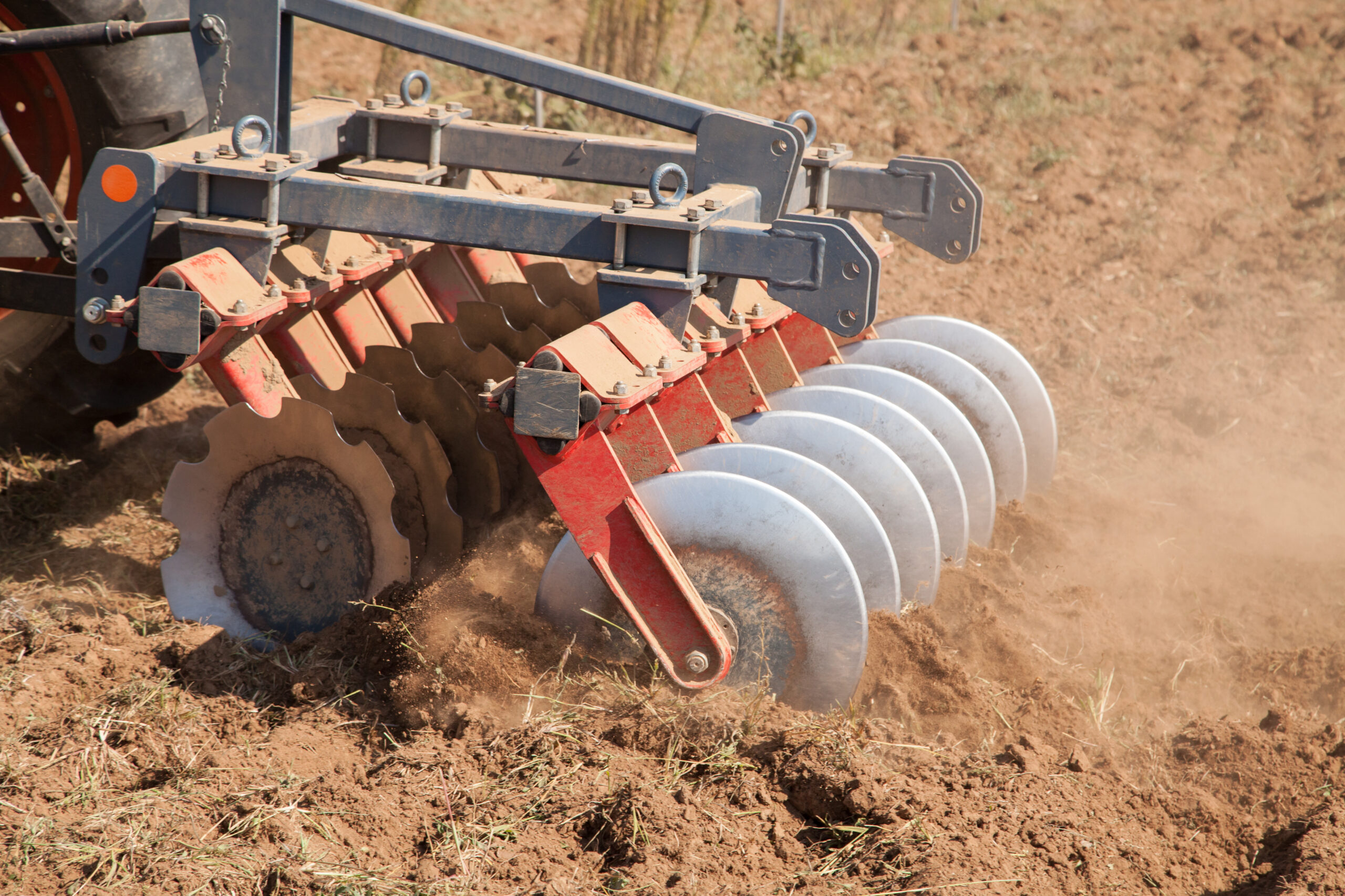 Scheibenegge an Traktor bei der Bodenbearbeitung