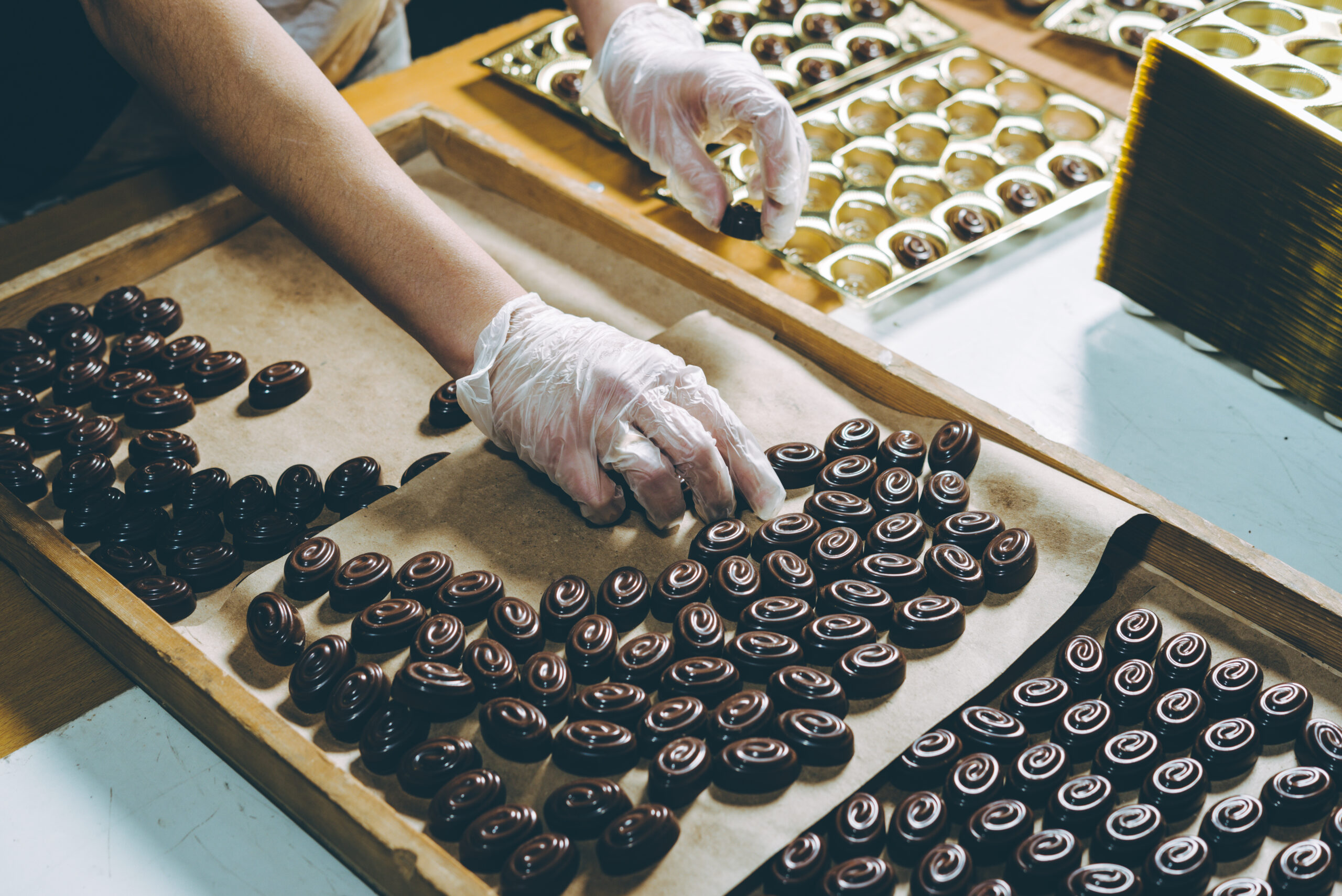 Schokoladenpralinen in der Produktion