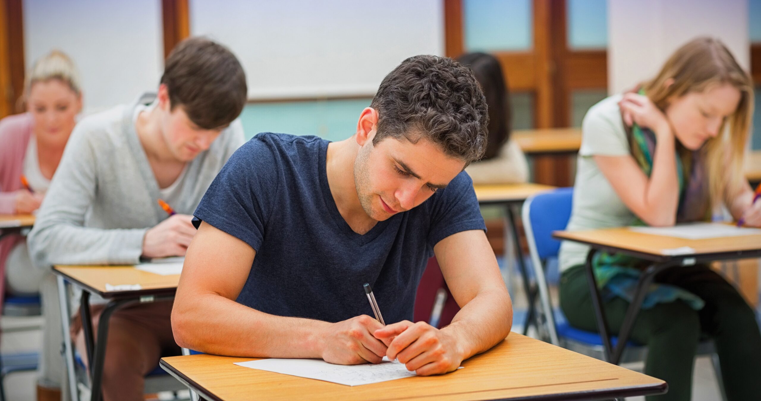 Studenten während einer Prüfung