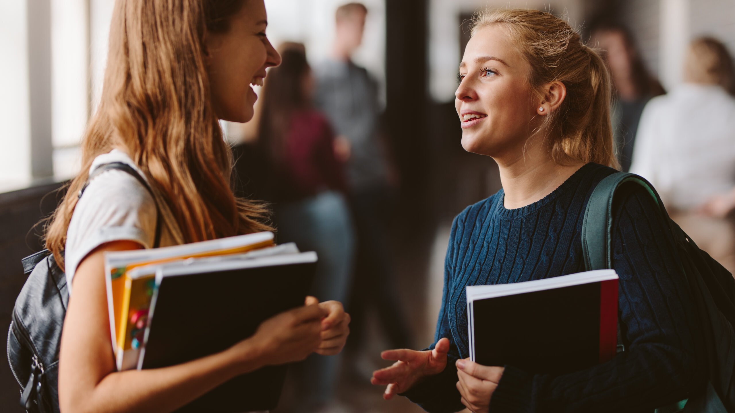 Zwei Studentinnen im Gespräch nach der Vorlesung