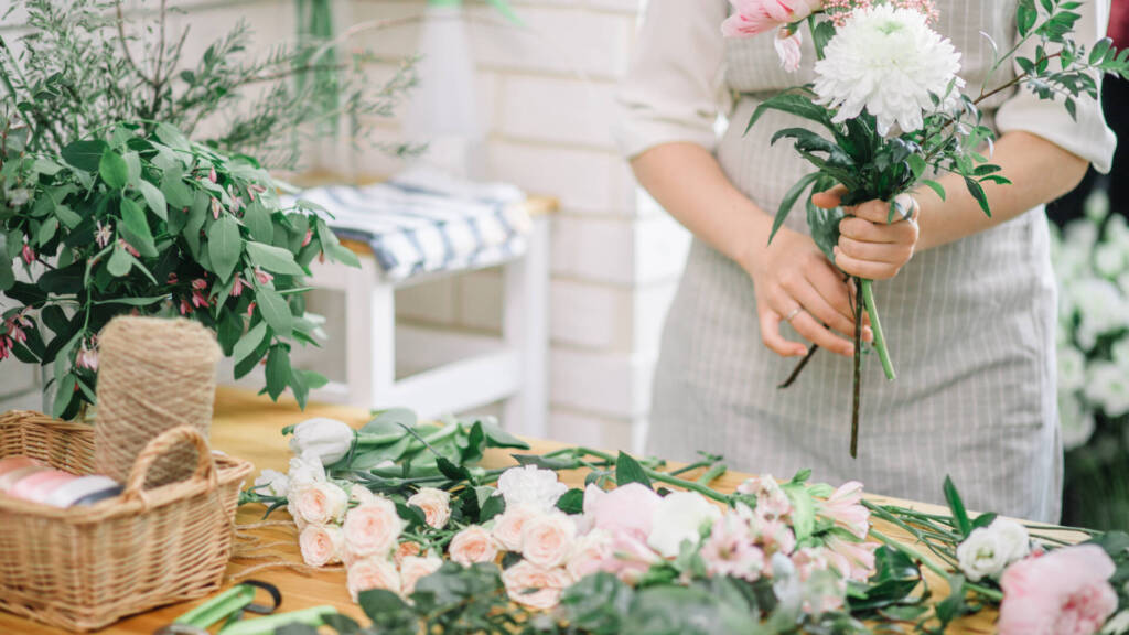 Aufgaben einer Floristin: Blumen binden und Blumensträuße machen und Blumengestecke
