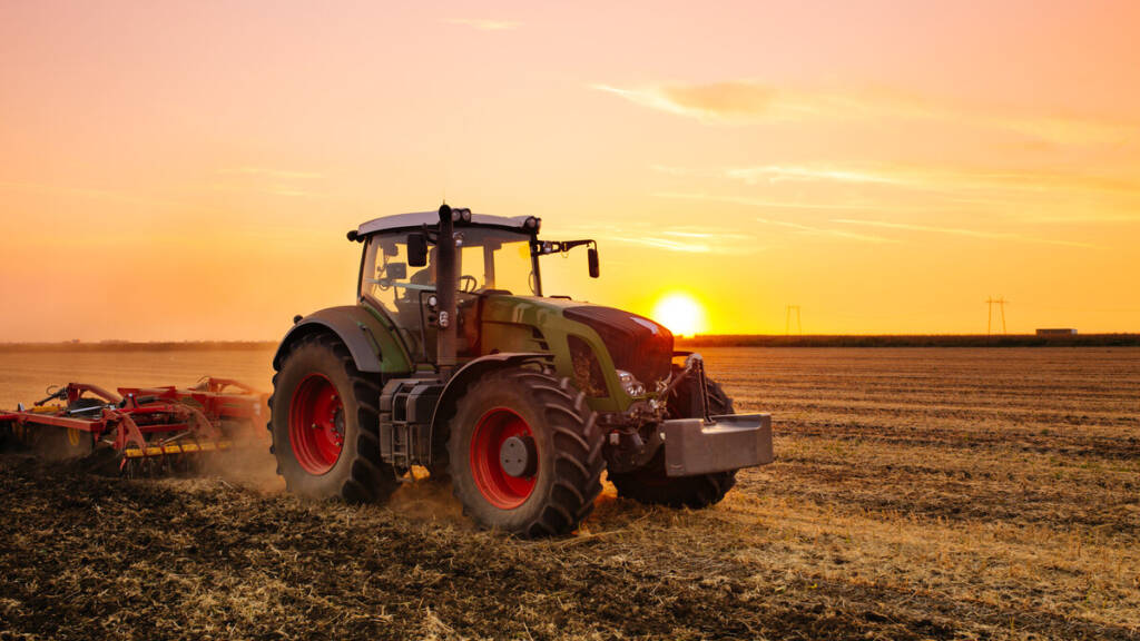 Traktor auf einem Feld im Sonnenlicht