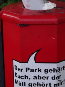 Abfallbehälter mit Spruch in Hamburg