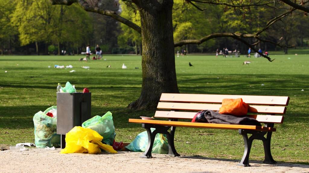 Abfall auf Parkbänken im Sommer in der Stadt