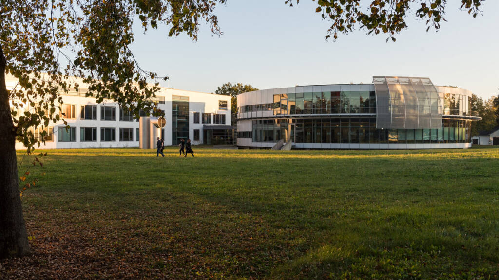 Blick auf das Bibliotheksgebäude der TUM SChool of Life Sciences im Abendlicht;